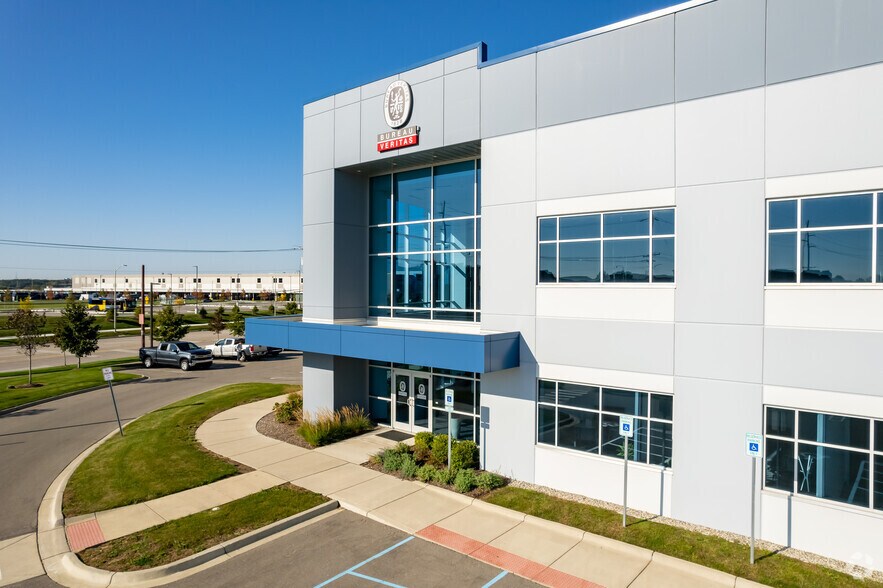 815 N Opdyke Rd, Auburn Hills, MI à louer - Photo du bâtiment - Image 3 de 6
