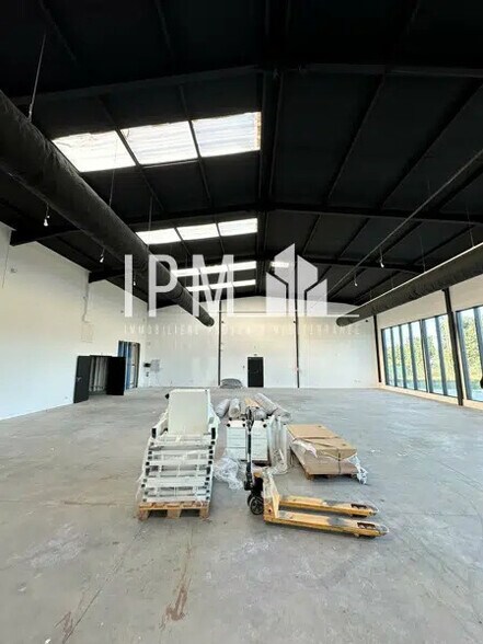 Flex in Lançon-Provence for lease - Interior Photo - Image 3 of 6
