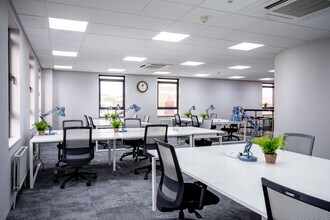 Basing Vw, Basingstoke for lease Interior Photo- Image 1 of 8