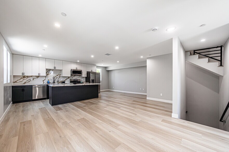 2223 S Highland Ave, Los Angeles, CA à vendre - Photo du bâtiment - Image 3 de 72