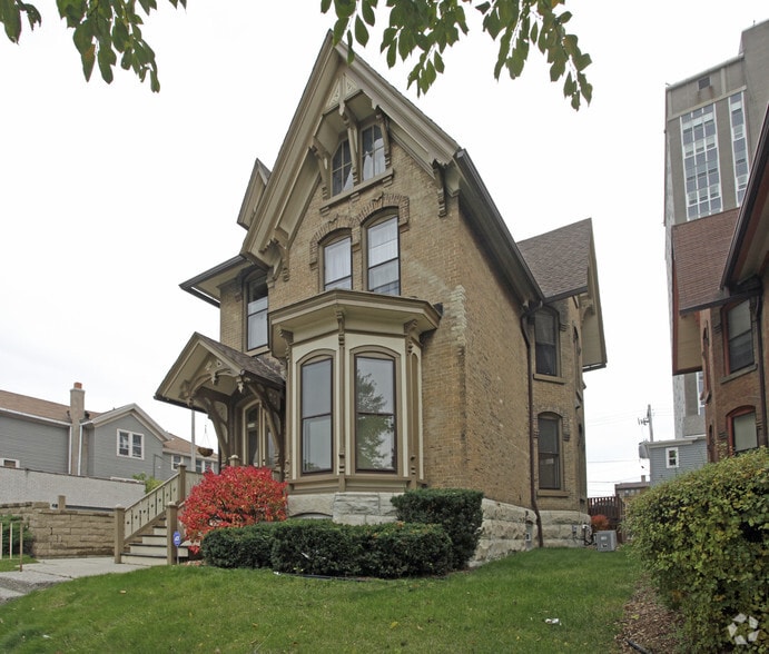 1716 N Farwell Ave, Milwaukee, WI for sale - Building Photo - Image 2 of 2