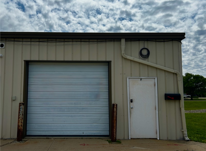 1624 Commerce Pky, Bloomington, IL for lease - Building Photo - Image 3 of 10