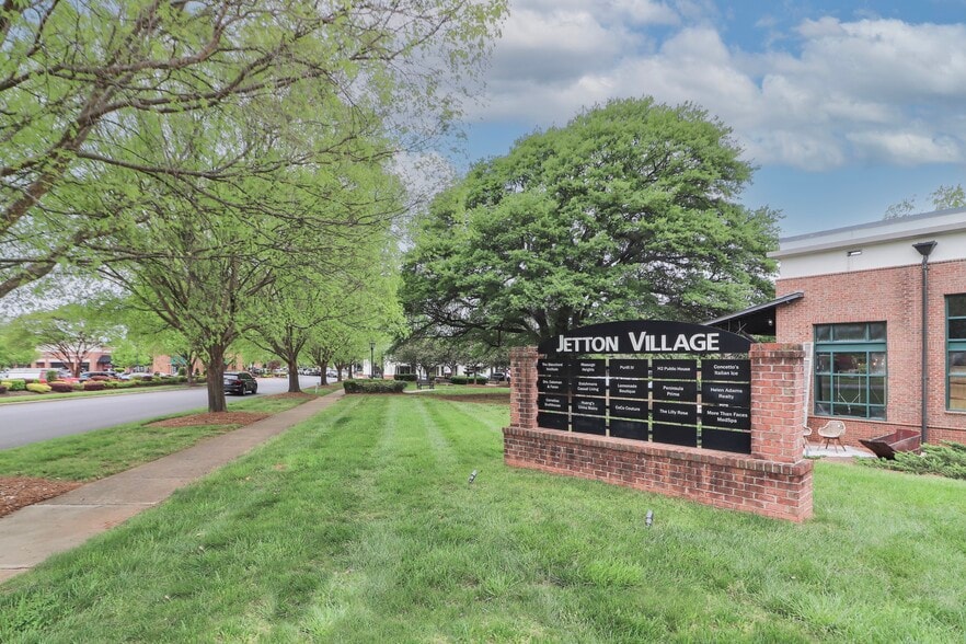 19826-19910 N Cove Rd, Cornelius, NC for lease - Building Photo - Image 2 of 9