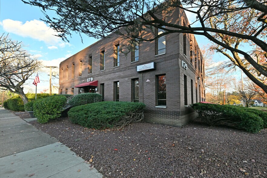 179 S Maple Ave, Ridgewood, NJ à vendre - Photo du bâtiment - Image 3 de 40