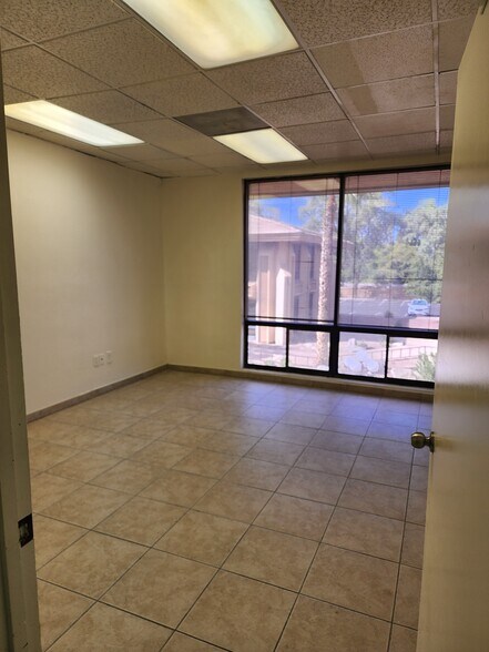 2720 E Thomas Rd, Phoenix, AZ à louer - Photo intérieure - Image 2 de 17
