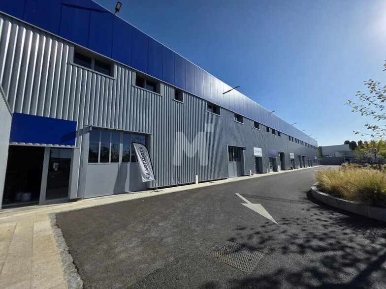 Office in Vaux-le-Pénil for lease - Building Photo - Image 3 of 12