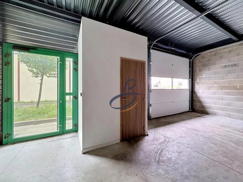 Flex in Saint-Quentin-Fallavier for lease - Interior Photo - Image 2 of 10