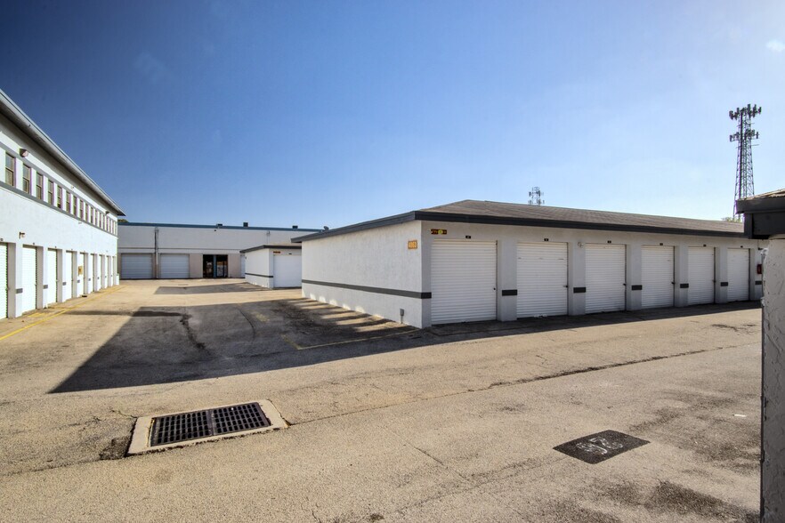 4851 NW 103rd Ave, Sunrise, FL à louer - Photo du bâtiment - Image 3 de 6