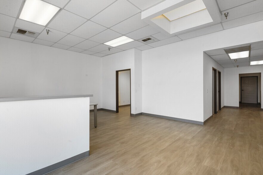 6801 McDivitt Dr, Bakersfield, CA à louer - Photo du bâtiment - Image 3 de 8