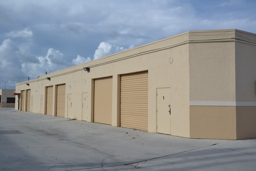1025 N Florida Mango Rd, West Palm Beach, FL à louer - Photo du bâtiment - Image 3 de 6