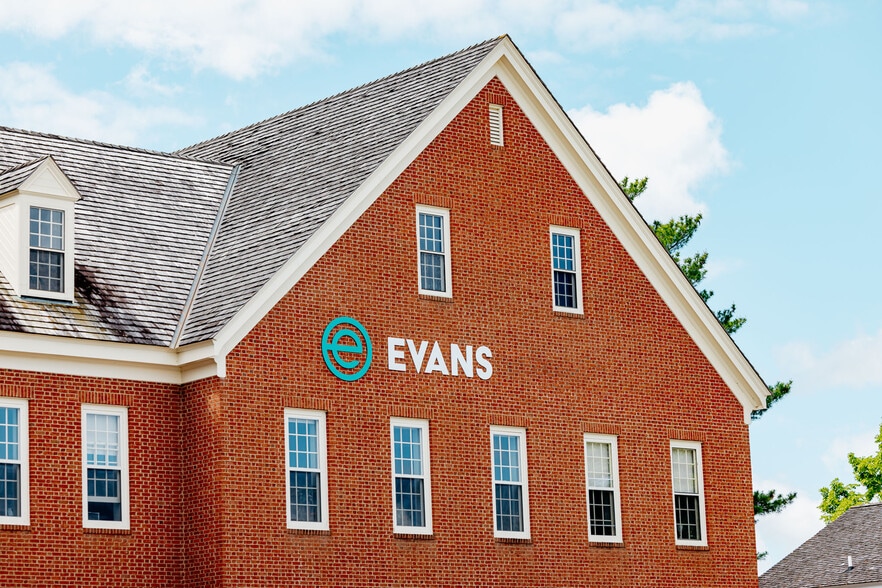 440 Wells St, Delafield, WI for lease - Building Photo - Image 2 of 8