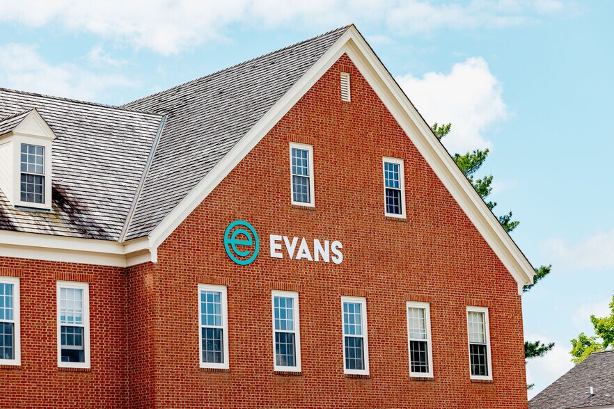 440 Wells St, Delafield, WI à louer - Photo du bâtiment - Image 2 de 8