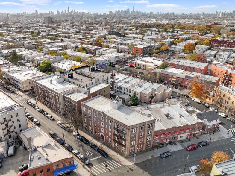21-21 Linden St, Ridgewood, NY à vendre - Photo du bâtiment - Image 2 de 8