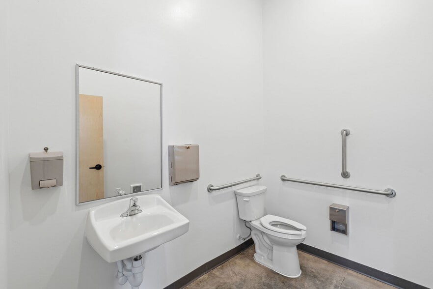 21 Meridian Ct, Kalispell, MT for sale - Interior Photo - Image 3 of 20