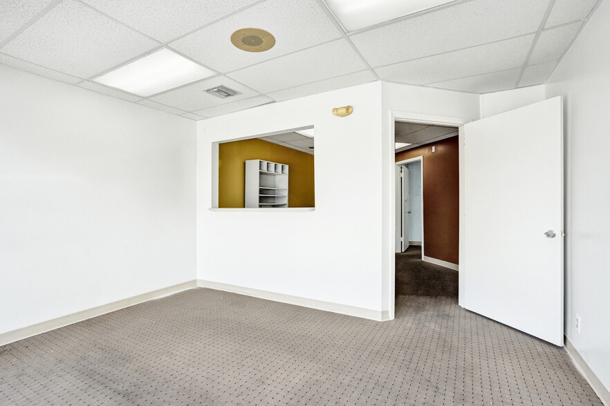 2920-2940 E Commercial Blvd, Fort Lauderdale, FL for lease - Interior Photo - Image 3 of 14