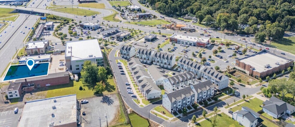 5324 E Independence Blvd, Charlotte, NC à louer - Photo du bâtiment - Image 2 de 3