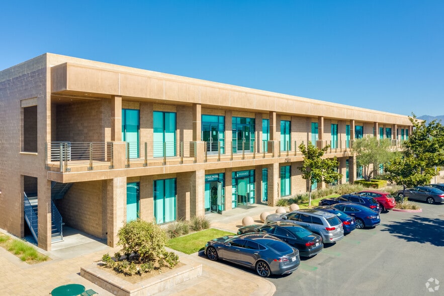 9891 Irvine Center Dr, Irvine, CA à louer - Photo du bâtiment - Image 1 de 25
