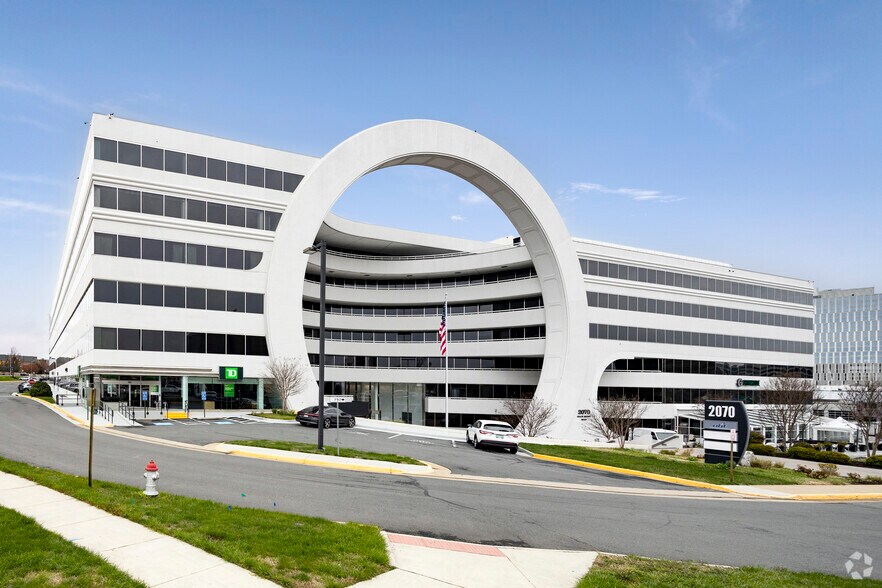 2070 Chain Bridge Rd, Vienna, VA à louer - Photo du bâtiment - Image 1 de 9