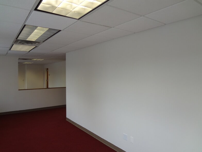 77 Lafayette Ave, White Plains, NY for lease - Interior Photo - Image 2 of 18