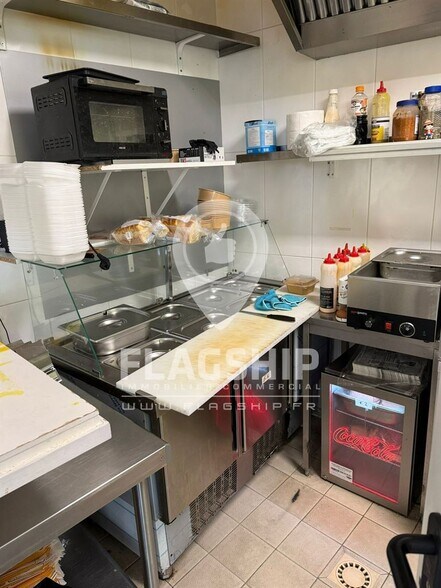 Retail in Nanterre for lease - Interior Photo - Image 3 of 7