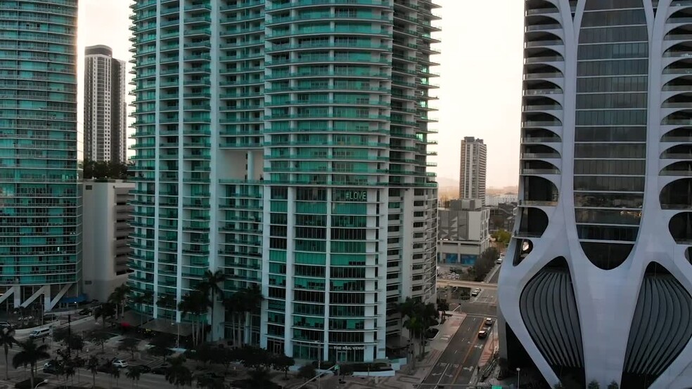 900 Biscayne, Miami, FL à louer - Vidéo sur l’inscription commerciale - Image 2 de 15