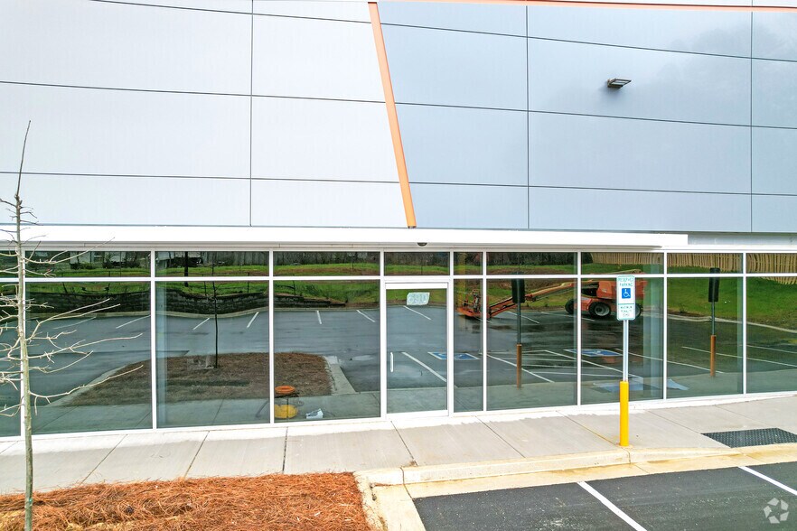690 Montana Dr, Charlotte, NC à louer - Photo du bâtiment - Image 3 de 6