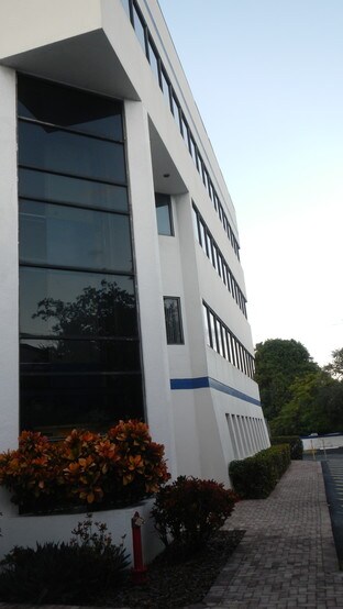 4733 SW 32nd Ave, Fort Lauderdale, FL for lease - Building Photo - Image 3 of 4