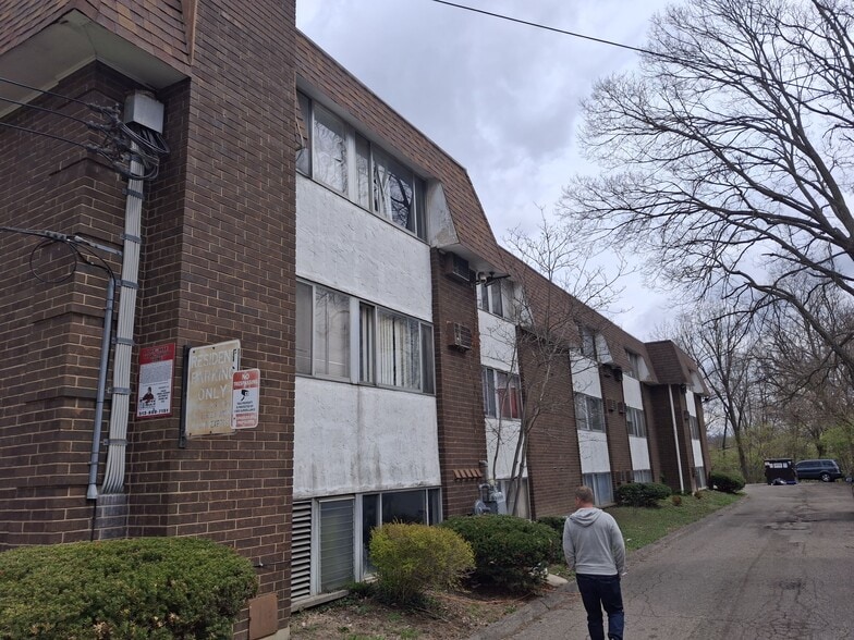 Receivership 58 units North Cincinnati portfolio of 2 properties for sale on LoopNet.ca - Building Photo - Image 3 of 10