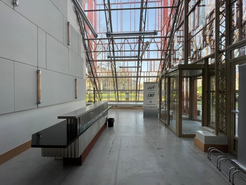 1 Place Des Hauts Tilliers, Gennevilliers for lease - Building Photo - Image 1 of 7