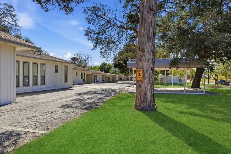 1016 N Ave E, Shiner, TX à vendre - Photo du bâtiment - Image 2 de 19