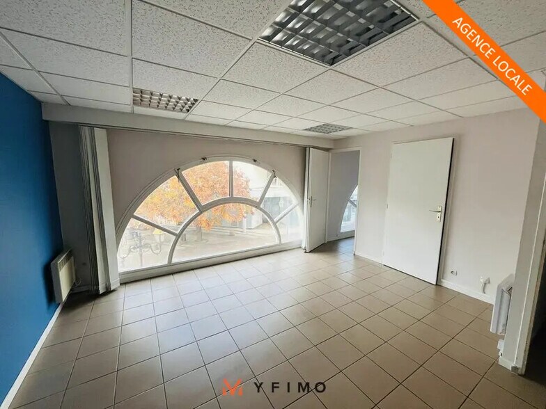 Office in Poissy for lease - Interior Photo - Image 1 of 4