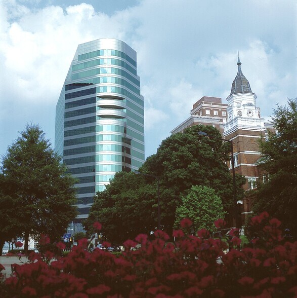 900 S Gay St, Knoxville, TN à louer - Photo du bâtiment - Image 2 de 16