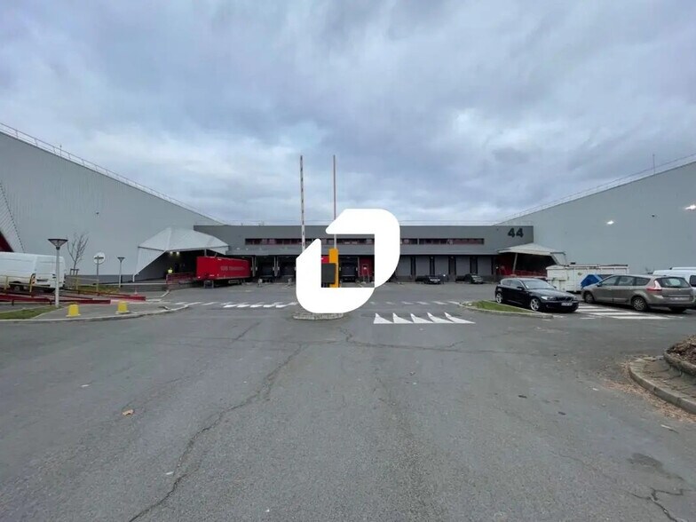 Office in Gennevilliers for lease - Building Photo - Image 1 of 4