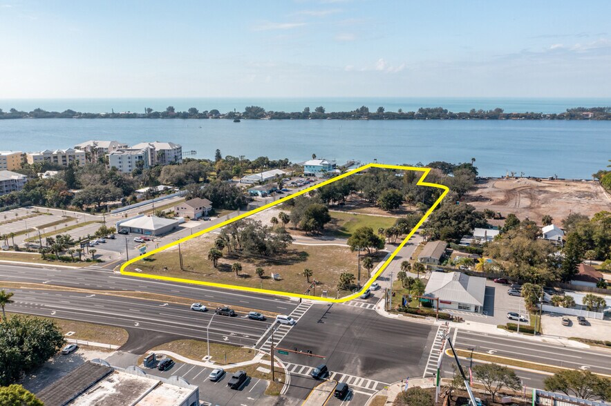 135 Bayview Dr, Osprey, FL à vendre - Photo du bâtiment - Image 2 de 10