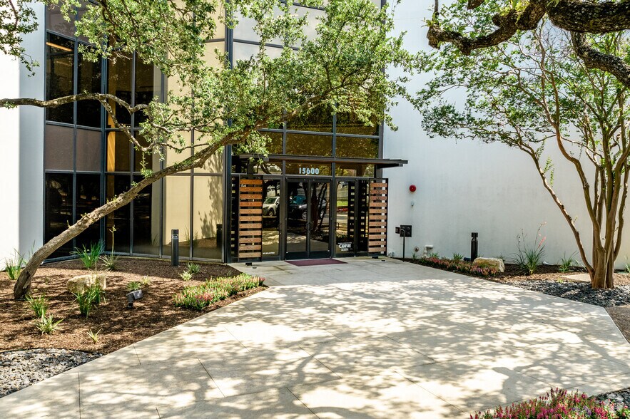 15600 San Pedro Ave, San Antonio, TX à louer - Photo du bâtiment - Image 3 de 10