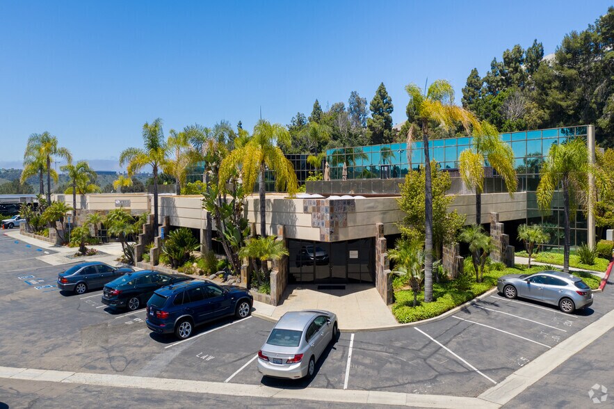 5820 Oberlin Dr, San Diego, CA à louer - Photo du bâtiment - Image 1 de 25