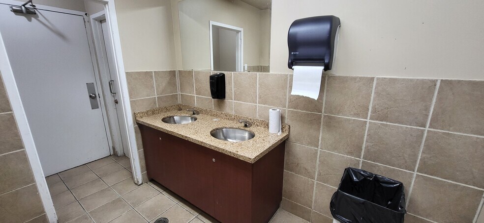 991-1025 Finch Ave W, Toronto, ON à louer - Photo du bâtiment - Image 2 de 24