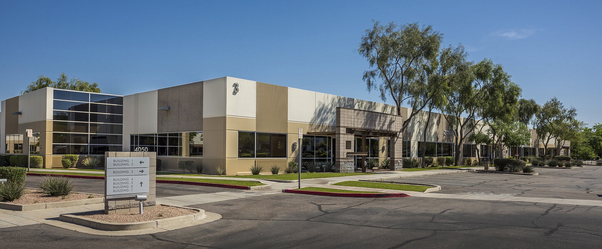 4050 E Cotton Center Blvd, Phoenix, AZ à louer Photo du bâtiment- Image 1 de 7