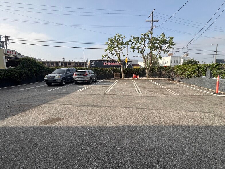 4335 W Adams Blvd, Los Angeles, CA à louer - Photo du bâtiment - Image 3 de 4