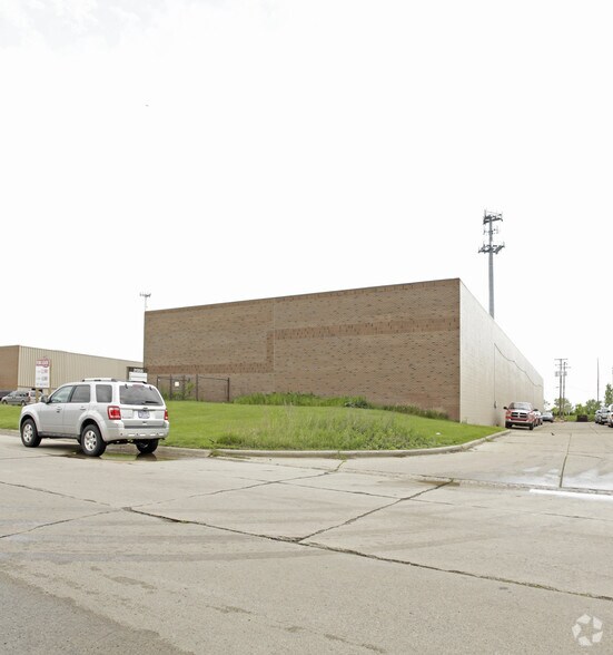 21355 Carlo Dr, Clinton Township, MI à louer - Photo du bâtiment - Image 3 de 3