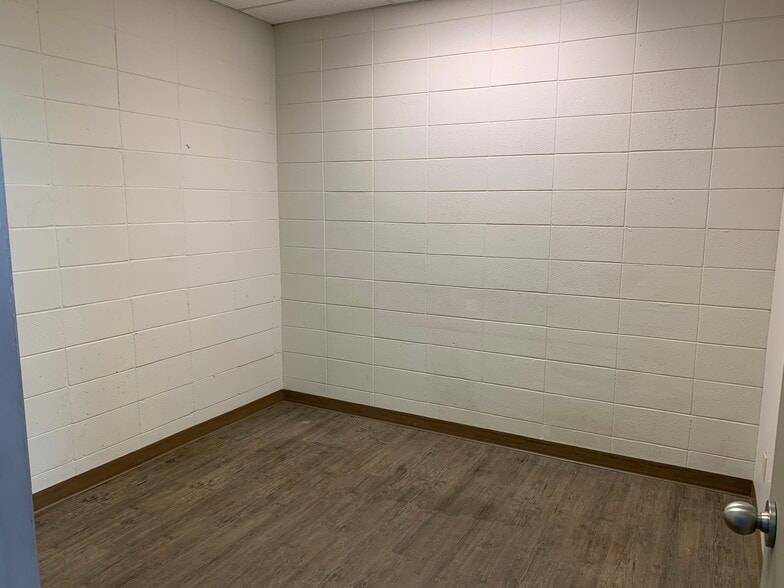 8703-8727 53rd Ave NW, Edmonton, AB for lease - Interior Photo - Image 3 of 5