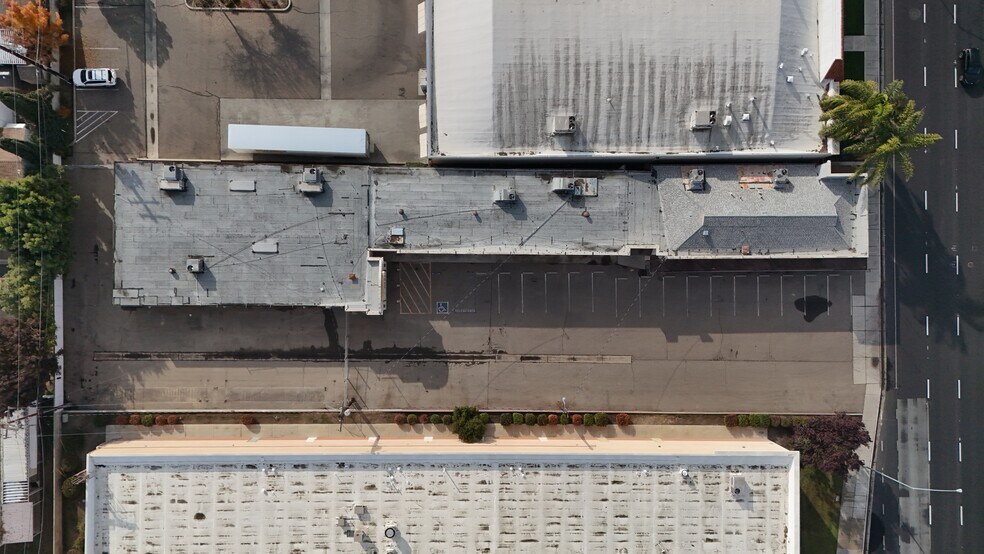 2234 S Mooney Blvd, Visalia, CA à vendre - Photo du bâtiment - Image 3 de 4