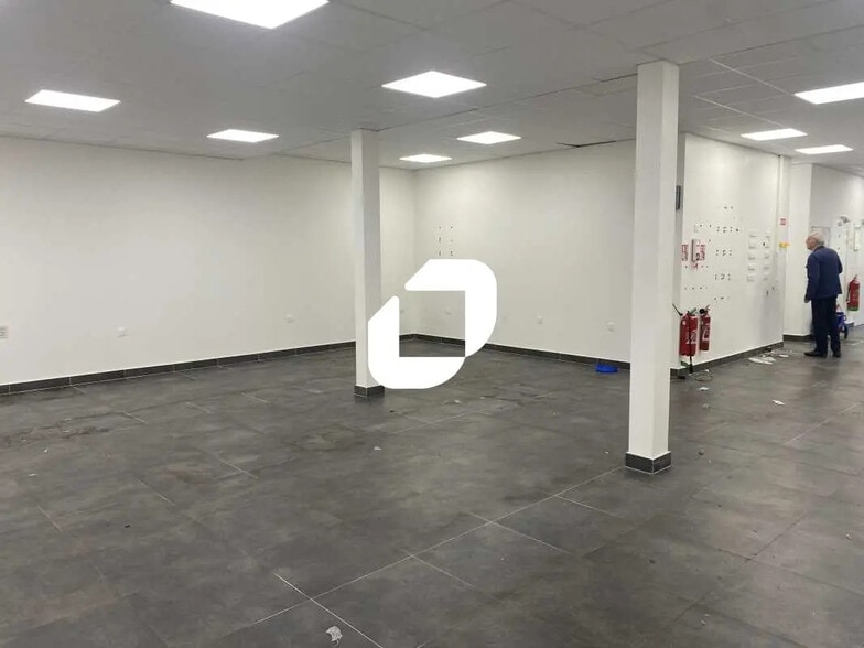 Flex in Arcueil for lease - Interior Photo - Image 3 of 6