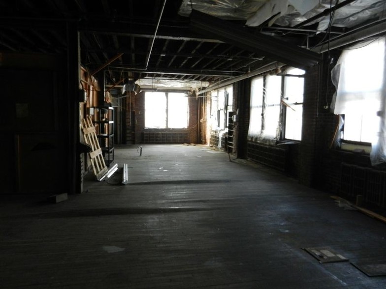 212 W Roberts Ave, Philadelphia, PA for lease - Interior Photo - Image 3 of 7