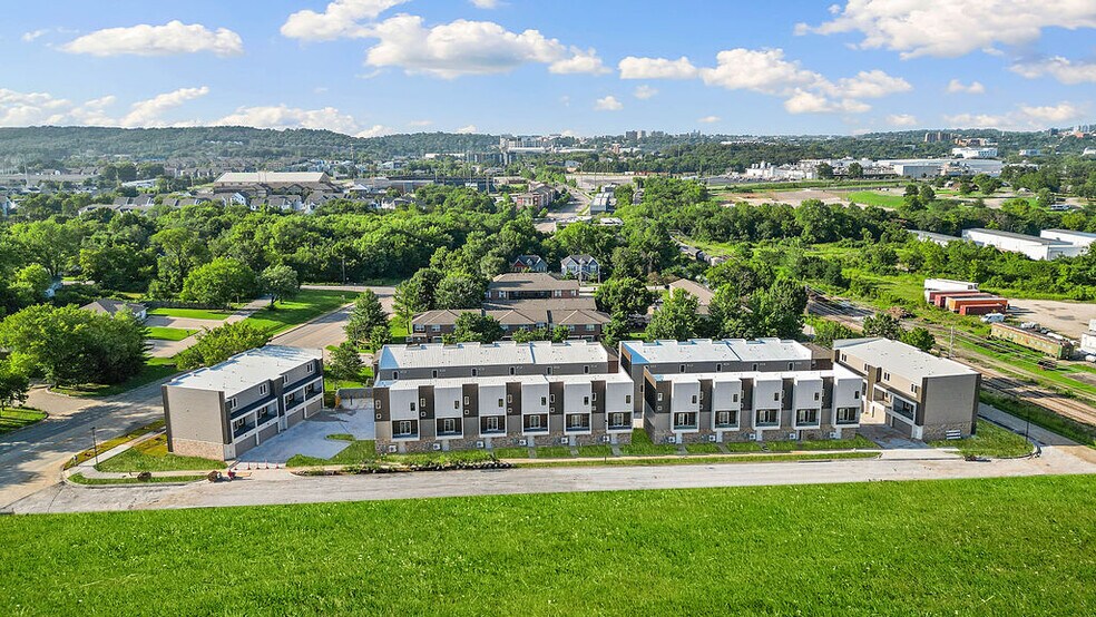 1982 S Razorback Rd, Fayetteville, AR à vendre - Photo du bâtiment - Image 1 de 33