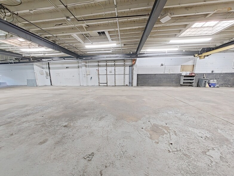 2 Auto Shops portfolio of 2 properties for sale on LoopNet.ca - Building Photo - Image 2 of 14