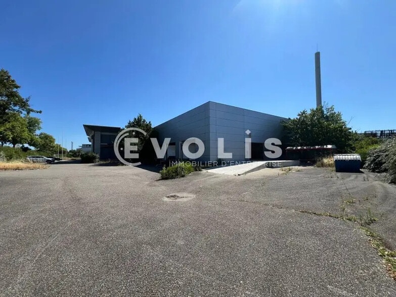 74 Rue Elisée Reclus, Décines-Charpieu à louer - Photo du bâtiment - Image 3 de 6