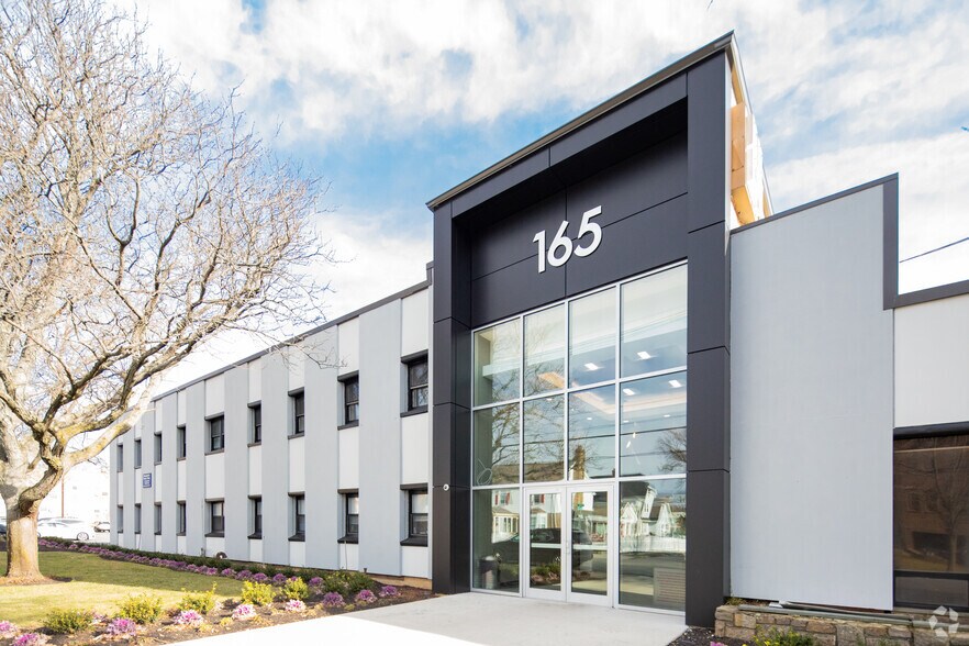 165 N Village Ave, Rockville Centre, NY à louer - Photo du bâtiment - Image 1 de 21