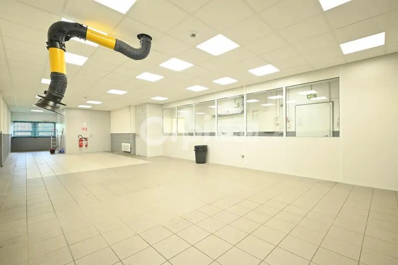 Flex in Villefontaine for lease Interior Photo- Image 1 of 12