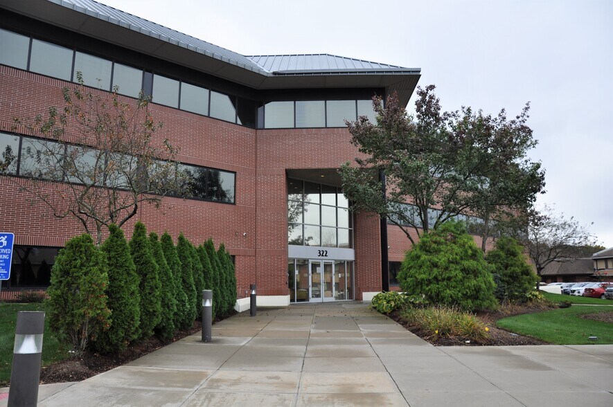 322 E Main St, Branford, CT à louer - Photo du bâtiment - Image 1 de 8